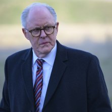 The Old Man: John Lithgow in una scena