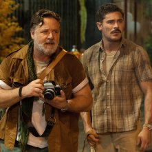 Una birra al fronte: Russell Crowe e Zac Efron durante una scena del film