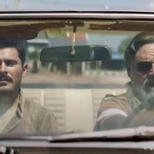 Una birra al fronte: Zac Efron e Russell Crowe in una scena del film