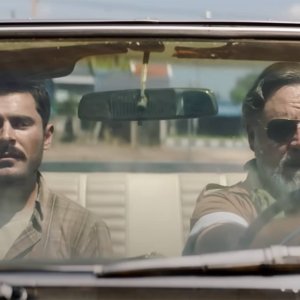 Una birra al fronte: Zac Efron e Russell Crowe in una scena del film