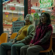 Everything Everywhere All At Once: Michelle Yeoh e Jamie Lee Curtis in una scena del film
