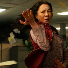 Everything Everywhere All At Once: Michelle Yeoh in una scena d'azione