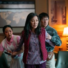 Everything Everywhere All At Once: Michelle Yeoh, Ke Huy Quan, Stephanie Hsu in una scena del film