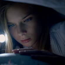 Hatching - La forma del male: Siiri Solalinna in una scena del film horror