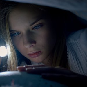 Hatching - La forma del male: Siiri Solalinna in una scena del film horror