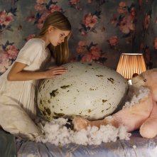 Hatching - La forma del male: Siiri Solalinna in una scena inquietante