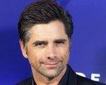 John Stamos si racconta tra i suoi problemi di alcolismo e l'arresto
