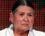 Sacheen Littlefeather, la nativa che rifiutò l'Oscar per conto di Marlon Brando, morta a 75 anni