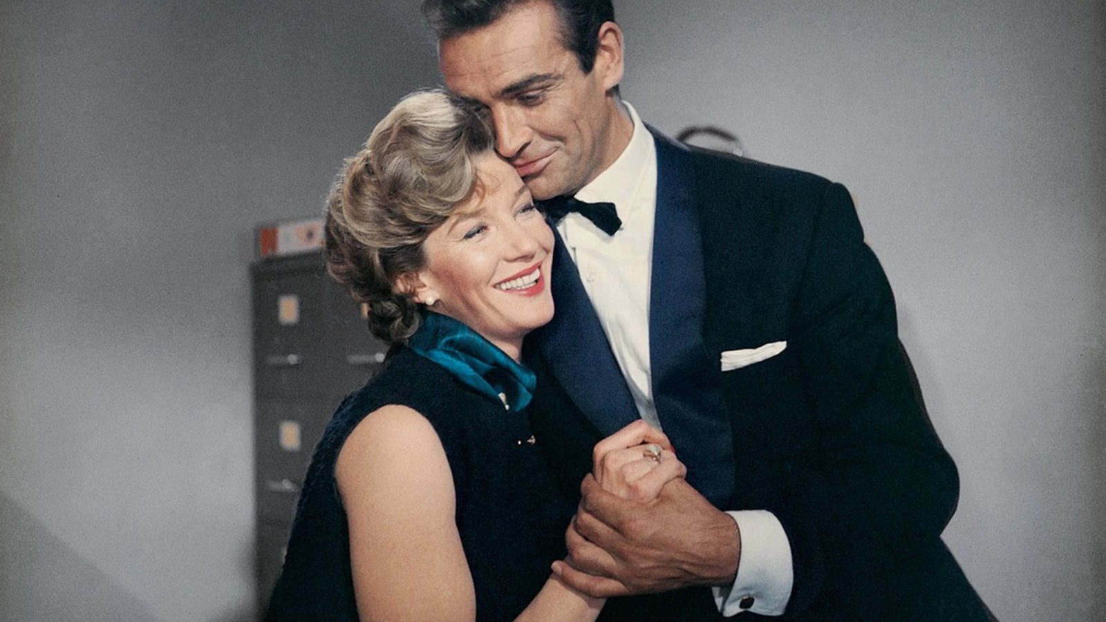 Sean Connery e Lois Maxwell in Agente 007 - Licenza di uccidere