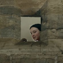 Catherine Called Birdy: Bella Ramsey in una sequenza del film