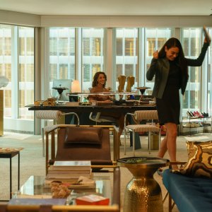 La ragazza più fortunata del mondo: Mila Kunis e Jennifer Beals in una scena