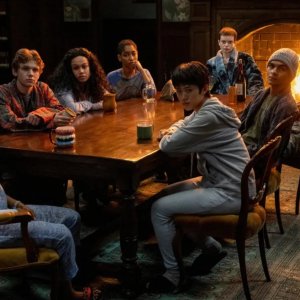 The Midnight Club: il gruppo riunito al tavolo