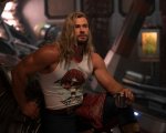 Thor: Love and Thunder, Chris Hemsworth scherza sulle dimensioni di Mjolnir in un video dal set
