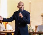 Golden Globe, Steve Martin difende il presentatore Jo Koy: 'Condurre uno show è un compito molto difficile'