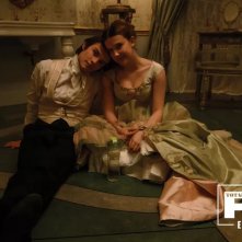 Enola Holmes 2: Millie Bobby Brown durante una pausa sul set