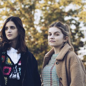 Amanda: Galatéa Bellugi e Benedetta Porcaroli in una scena