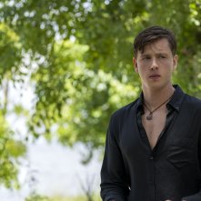 La ragazza della palude: Harris Dickinson in una scena del film