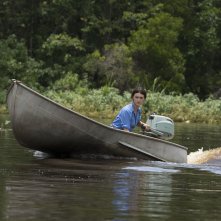 La ragazza della palude: Daisy Edgar-Jones in barca