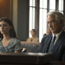 La ragazza della palude: David Strathairn e Daisy Edgar-Jones in una scena del film