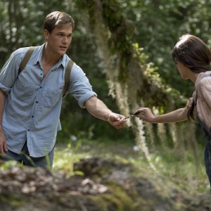 La ragazza della palude: Taylor John Smith, Daisy Edgar-Jones in un'immagine