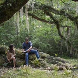La ragazza della palude: Taylor John Smith, Daisy Edgar-Jones in una scena del film