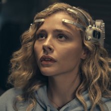 INVERSO - The Peripheral: Chloë Grace Moretz in una scena