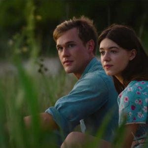 La ragazza della palude: Daisy Edgar-Jones e  Taylor John Smith in una scena