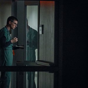 The Good Nurse: Eddie Redmayne in una scena del film