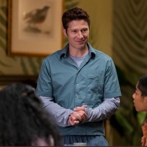 The Midnight Club: Zach Gilford in una scena