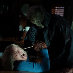 Halloween Ends: Jamie Lee Curtis in una scena d'azione