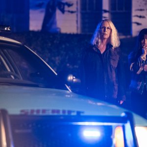 Halloween Ends: Jamie Lee Curtis e Kyle Richards in una scena del film