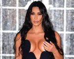 Kim Kardashian: 'Ho fatto sesso con Pete Davidson davanti al camino in onore di mia nonna'