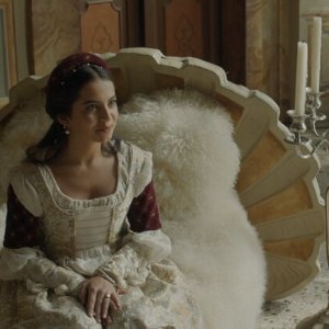 Rosaline: Isabela Merced in una scena del film