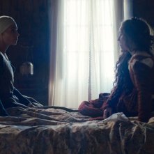 Rosaline: Kaitlyn Dever con Minnie Driver durante una scena del film