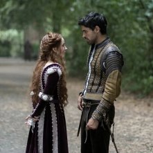 Rosaline: Kaitlyn Dever con Sean Teale in una scena del film
