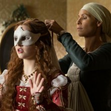 Rosaline: Kaitlyn Dever, Minnie Driver in una scena del film