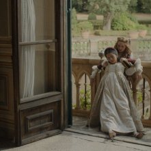 Rosaline: Isabela Merced, Kaitlyn Dever e una scena del film