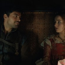 Rosaline: Kaitlyn Dever e Sean Teale in una scena del film
