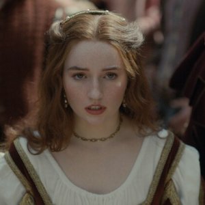 Rosaline: Kaitlyn Dever in una scena del film