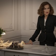 La signora Harris va a Parigi: Isabelle Huppert in una scena del film