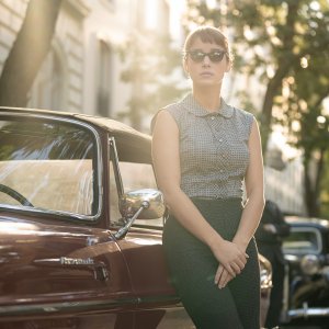 La signora Harris va a Parigi: Alba Baptista in una scena del film