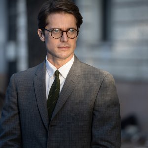 La signora Harris va a Parigi: Lucas Bravo in una scena del film