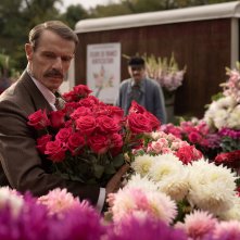 La signora Harris va a Parigi: Lambert Wilson in una scena del film