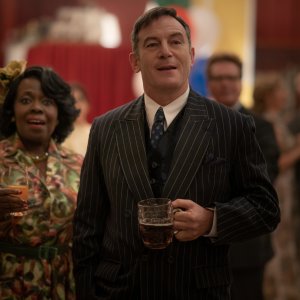 La signora Harris va a Parigi: Jason Isaacs e Ellen Thomas in una scena del film