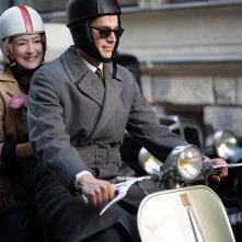 La signora Harris va a Parigi: Lesley Manville e Lucas Bravo in vespa