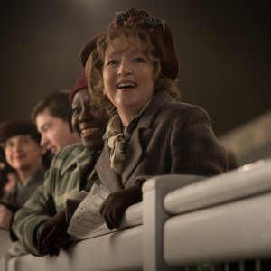La signora Harris va a Parigi: Lesley Manville durante una scena del film