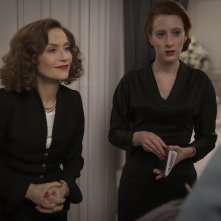 La signora Harris va a Parigi: Isabelle Huppert, Roxane Duran in una scena del film