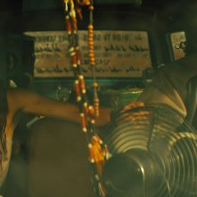 Black Adam: Sarah Shahi, Mohammed Amer in una scena del film