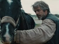 Brado, la recensione: Tra western e dramma familiare