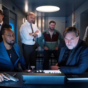 Poker Face: Russell Crowe, Liam Hemsworth e RZA in una scena
